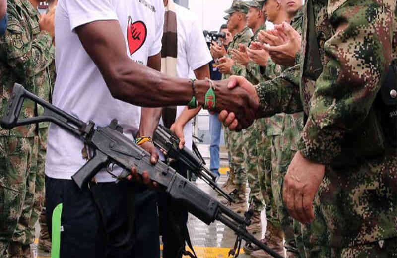 En Chocó 24 guerrilleros del ELN entregaron sus armas a las Fuerzas Militares de Colombia. El frente que se desmovilizó era comandado por alias 'Horacio'.