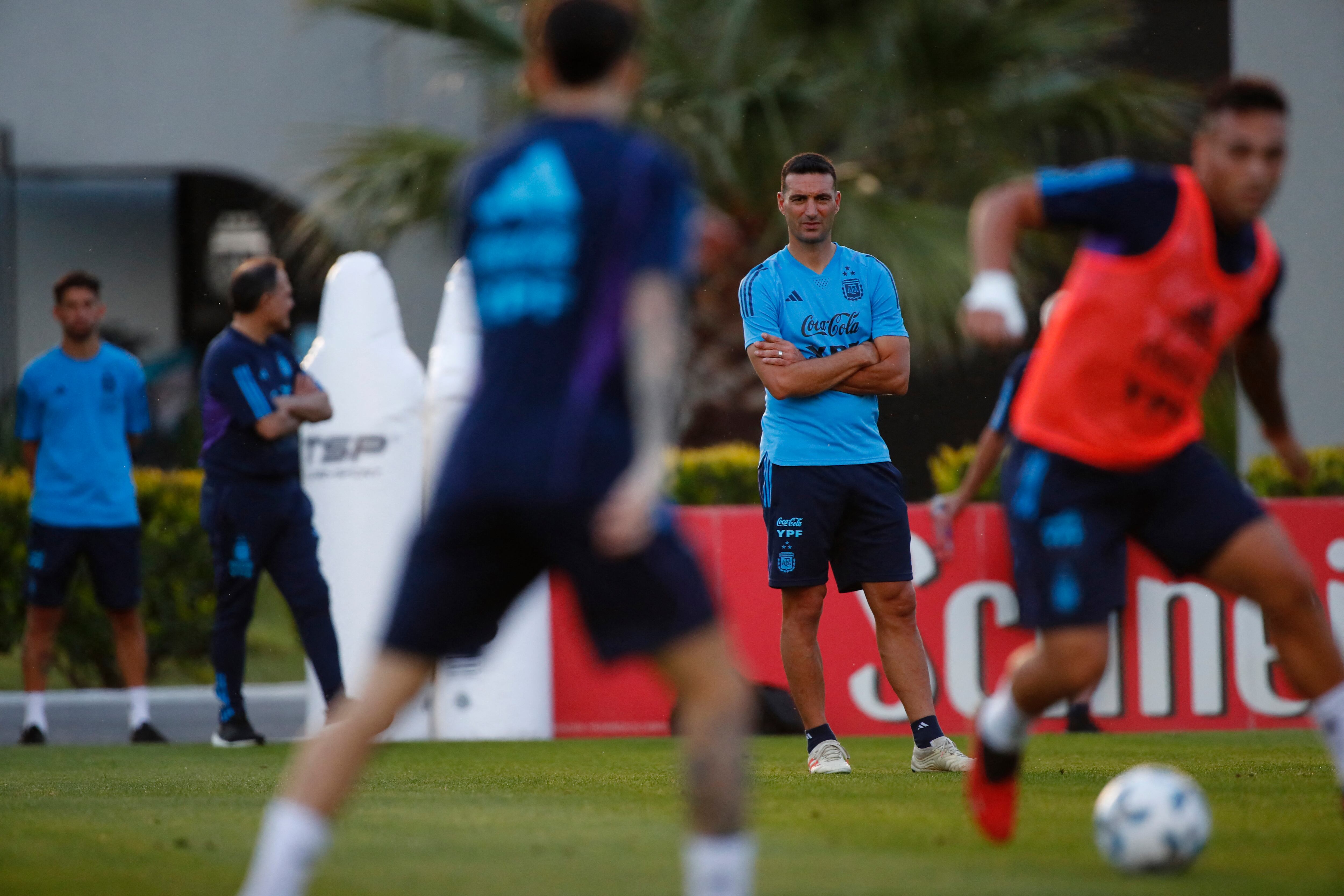 Soccer Football - World Cup - South American Qualifiers - Argentina training - Lionel Andres Messi Training Ground, Buenos Aires, Argentina - October 10, 2023 Argentina coach Lionel Scaloni during training REUTERS/Agustin Marcarian