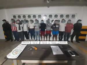 Presentan a los 10 integrantes del Clan del Golfo que al parecer trabajaban con un mayor de la Policía en Barranquilla