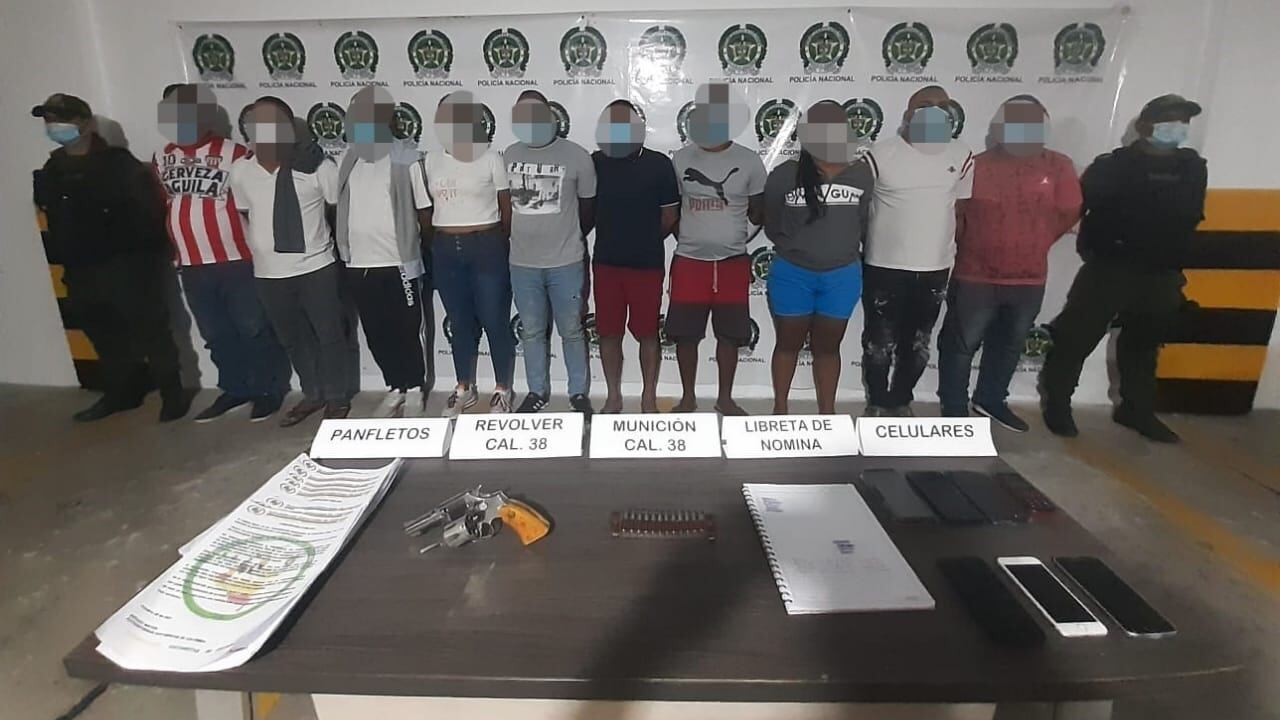Presentan a los 10 integrantes del Clan del Golfo que al parecer trabajaban con un mayor de la Policía en Barranquilla