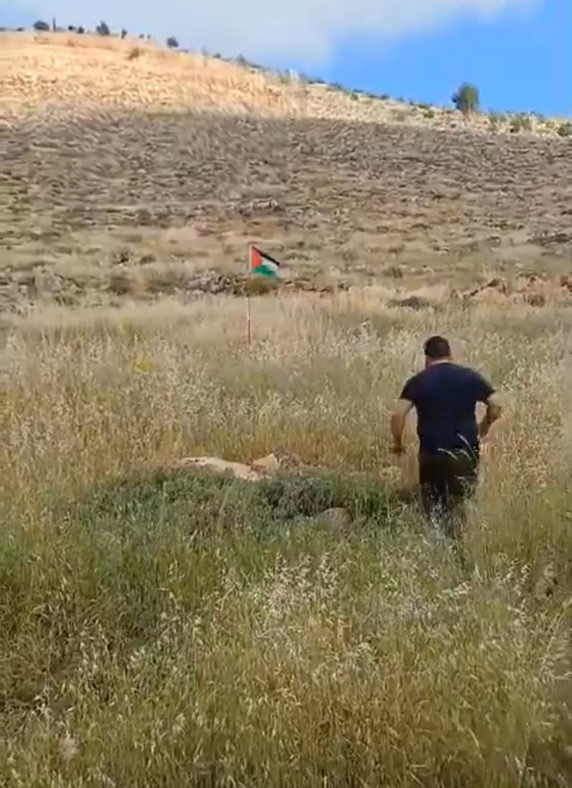 En el video se puede ver al hombre caminando hacia la bandera antes de explotar