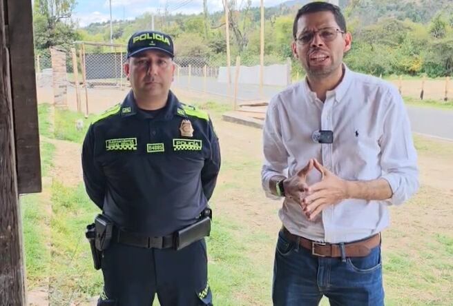 Miguel Andrés Rodriguez, alcalde de Sutamarchán (Boyacá) y el vocero de la policía.