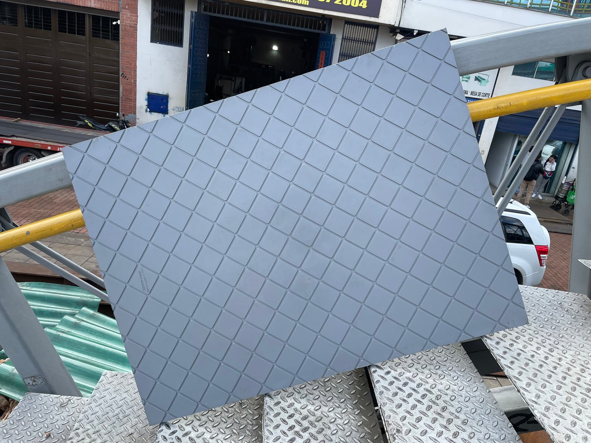 Polipropileno es el material que el IDU va a instalar en los puentes peatonales.