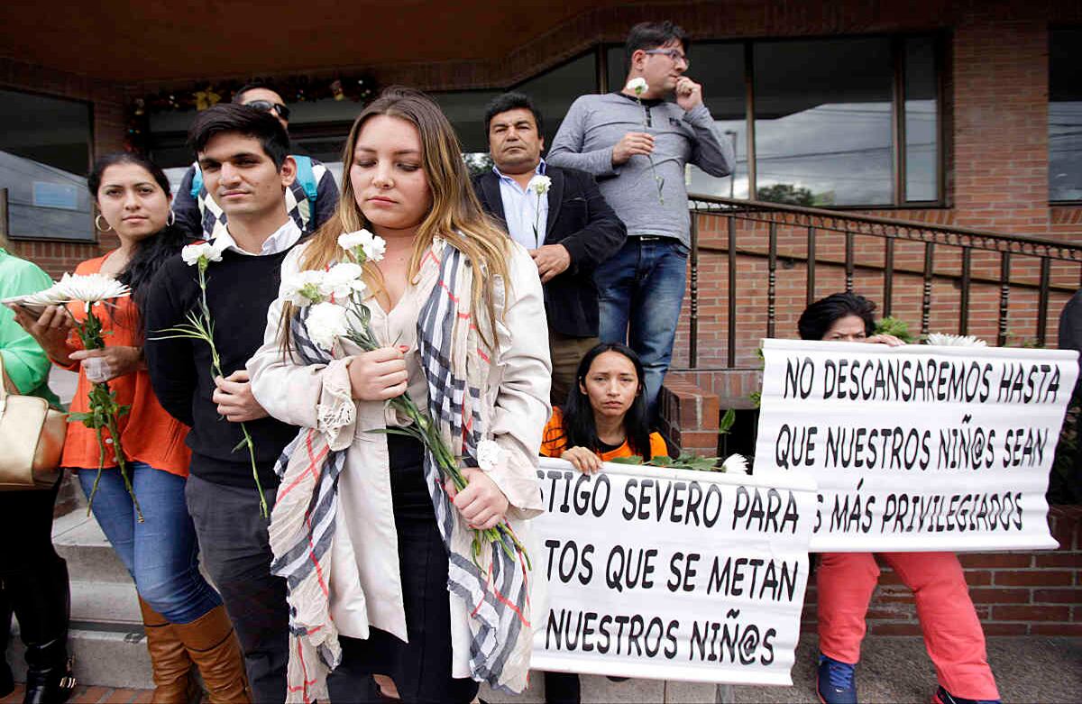 Decenas de personas en la Clínica Navarra exigen justicia por el crimen de la niña Yuliana Samboni, de siete años de edad, y de quien se acusa al arquitecto Rafael Uribe Noguera. El presunto asesino permanece recluido en ese centro médico. Foto: Carlos Julio Martínez / SEMANA 