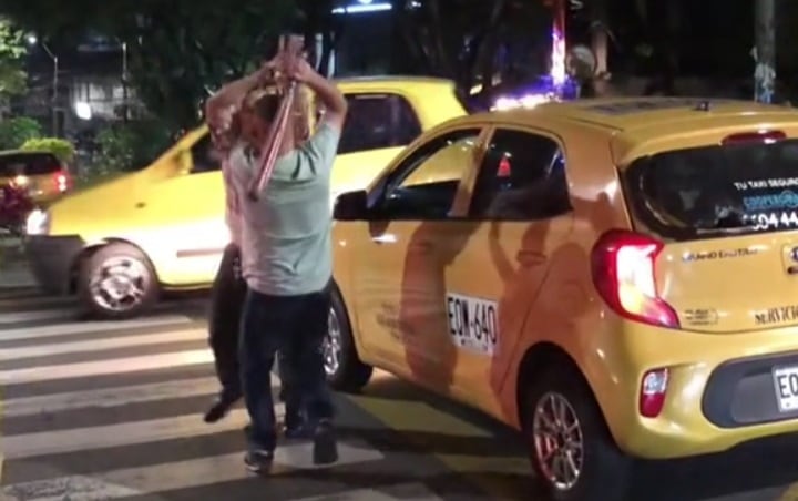 ¿Cree que está hablando con un niño o qué?, le dijo el hombre al otro conductor que comenzó la pelea.