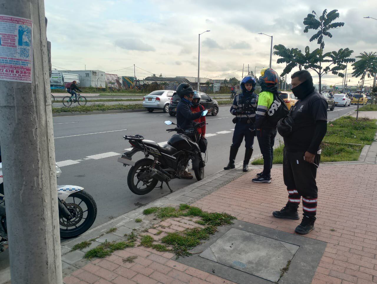 En agosto, las autoridades de Bogotá han impuesto más de 60 comparendos a motocicletas que han invadido por los andenes.