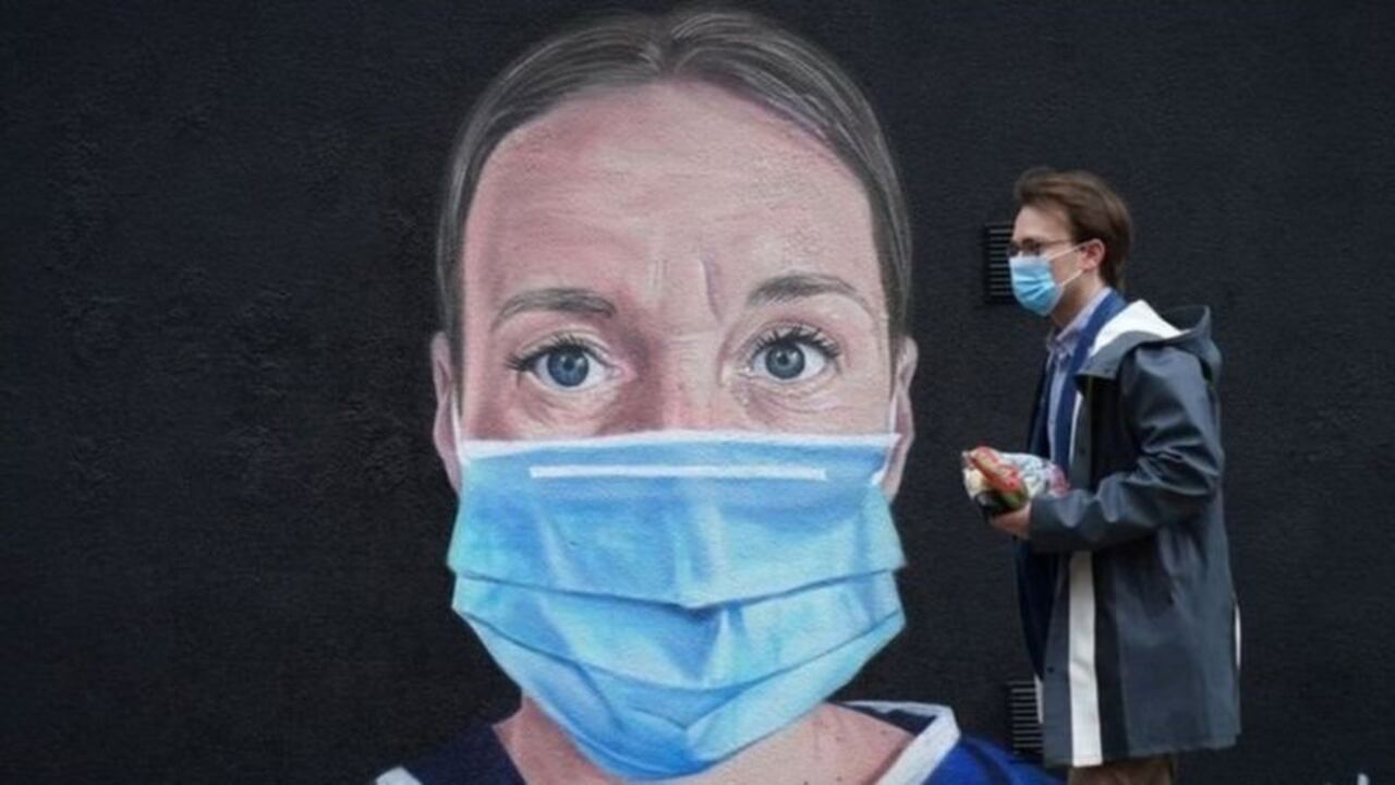 Las mascarillas pueden ayudar a reducir el riesgo de que una persona contagiada y asintomática contagie a otras personas.