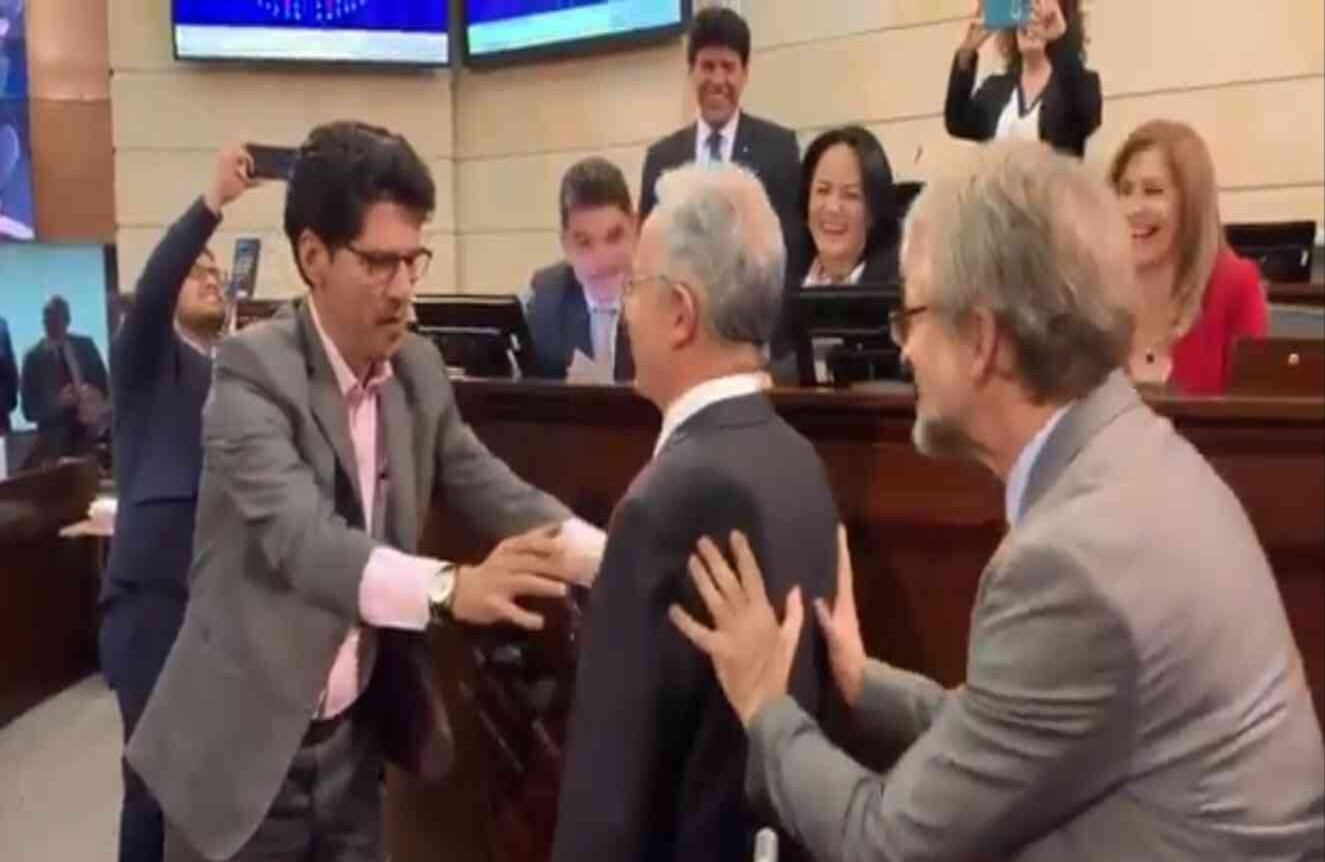 En medio de la sesión en la que se discutía la creación de 16 circunscripciones especiales de paz, Antanas Mockus le pidió a Álvaro Uribe y Álvaro Castilla que lo acompañaran en una actividad en la que mostrarían que uno podía confiar en el otro. El acto del segundo senador más votado en la historia cumplió su cometido y generó aplausos de los asistentes al recinto que no cabían en su asombro con lo logrado por el congresista del Partido Verde.