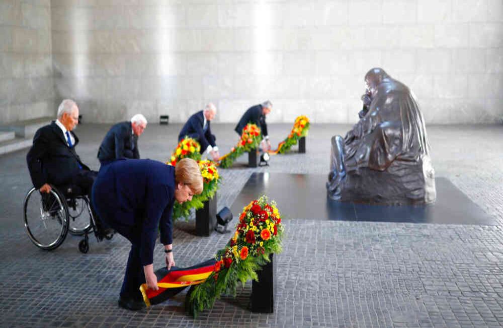 La canciller alemana, Angela Merkel, asistió a una ceremonia en la que les rindieron homenaje a las víctimas del peor conflicto bélico del siglo XX. Con coronas de flores recordaron a los casi seis millones de alemanes que perdieron la vida en la guerra. Se llevó a cabo en el edificio de la Nueva Guardia de Berlín en compañía del presidente del Parlamento, el primer ministro de Brandeburgo, el presidente de la Corte Constitucional y Frank Walter Steinmeier, presidente de Alemania. Foto: AP