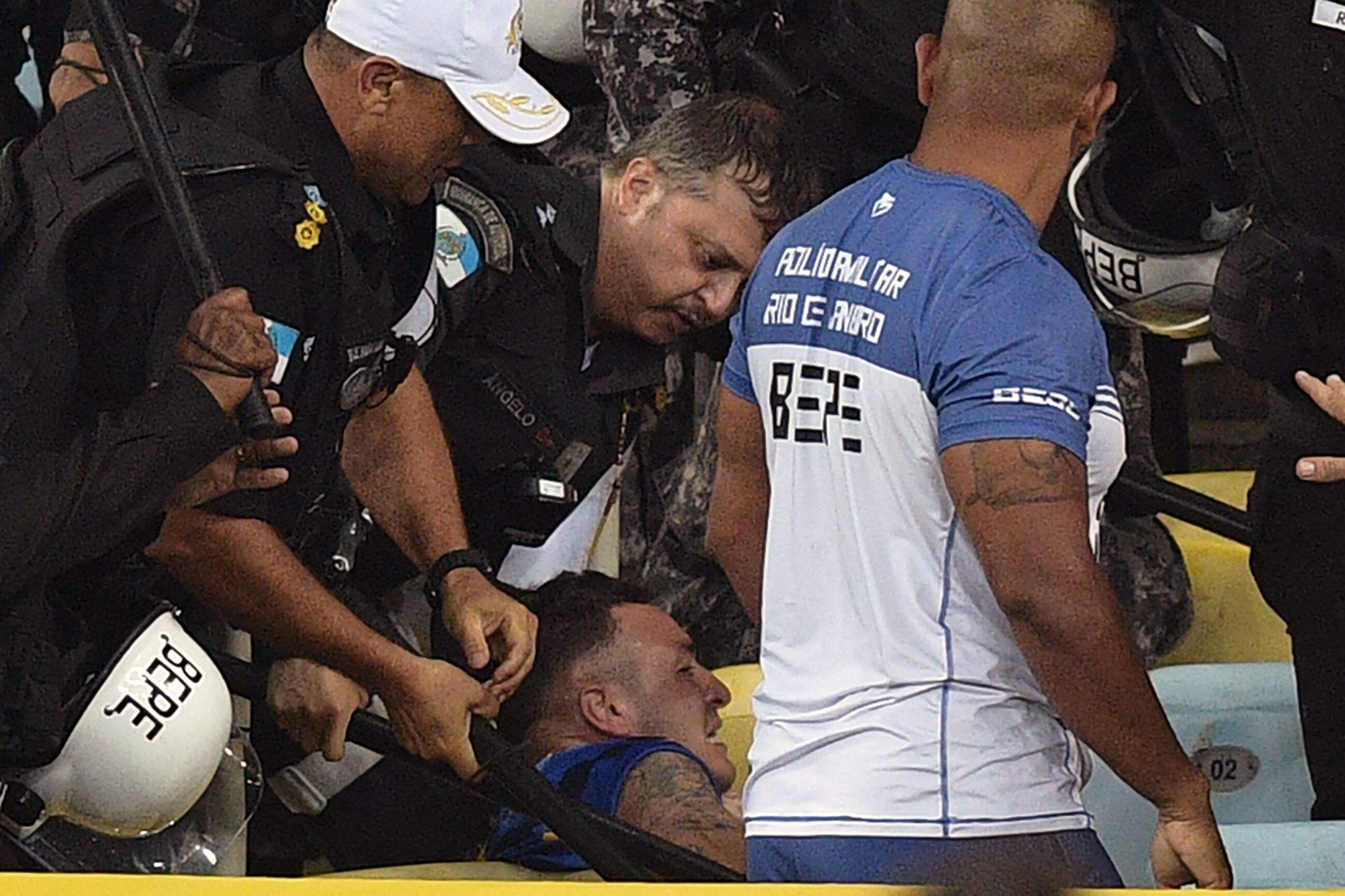 Fanáticos de Argentina chocan con la policía de Brasil antes de comenzar el partido clasificatorio en el estadio de Maracaná en Río de Janeiro, Brasil, Noviembre 21, 2023. (Photo by CARL DE SOUZA / AFP)
