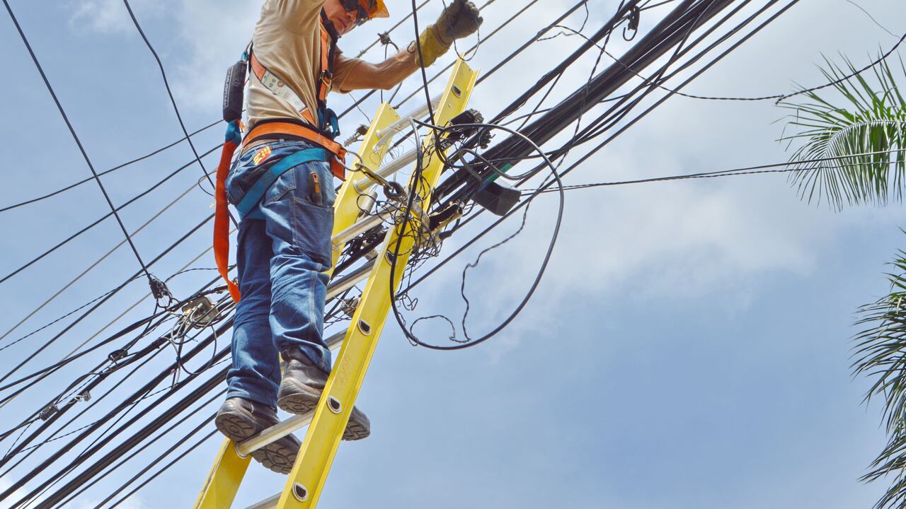 Emcali dispone de 25 cuadrillas que se despliegan por toda la ciudad, atendiendo las reparaciones no previstas.