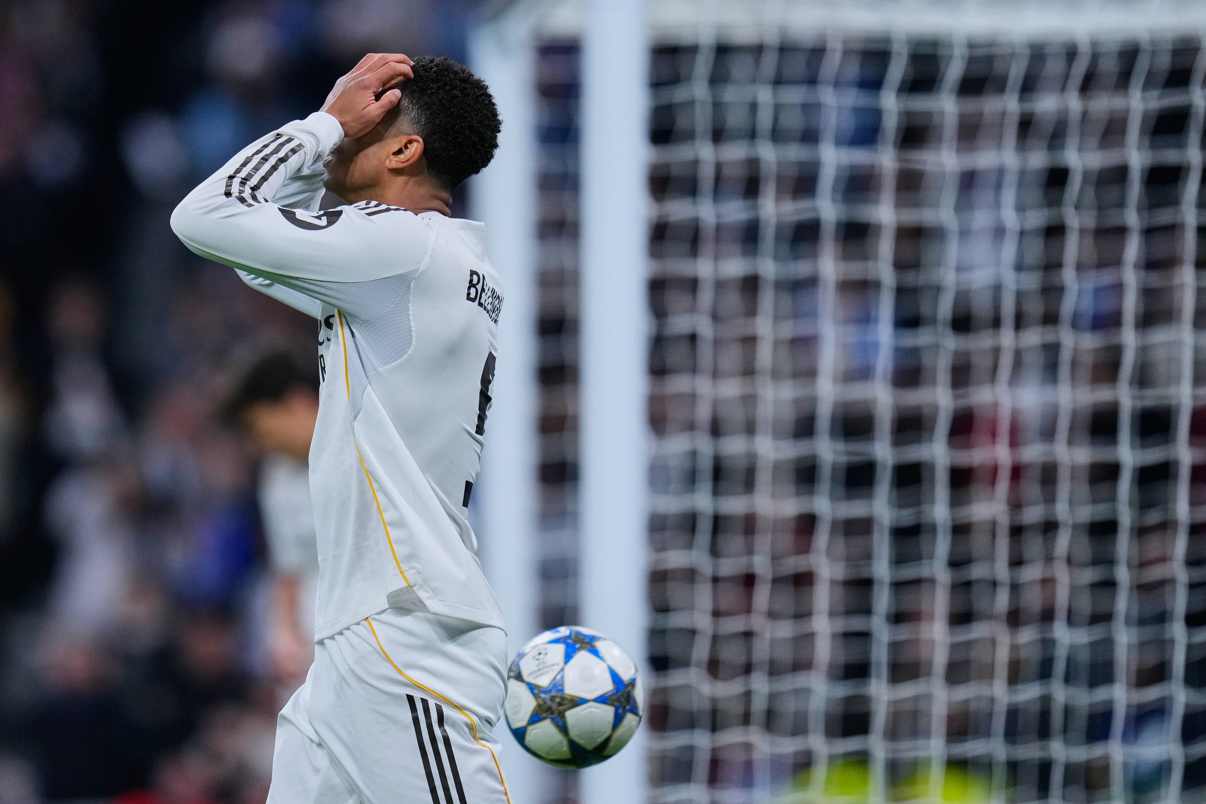 Jude Bellingham se lamenta tras una ocasión perdida contra Manchester City.