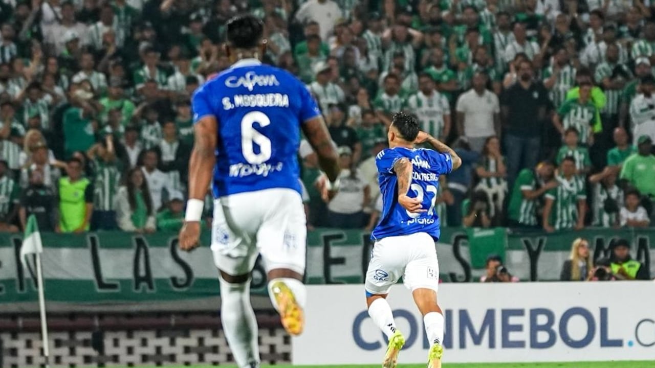 Rodrigo Contreras celebra un gol en el Atanasio.