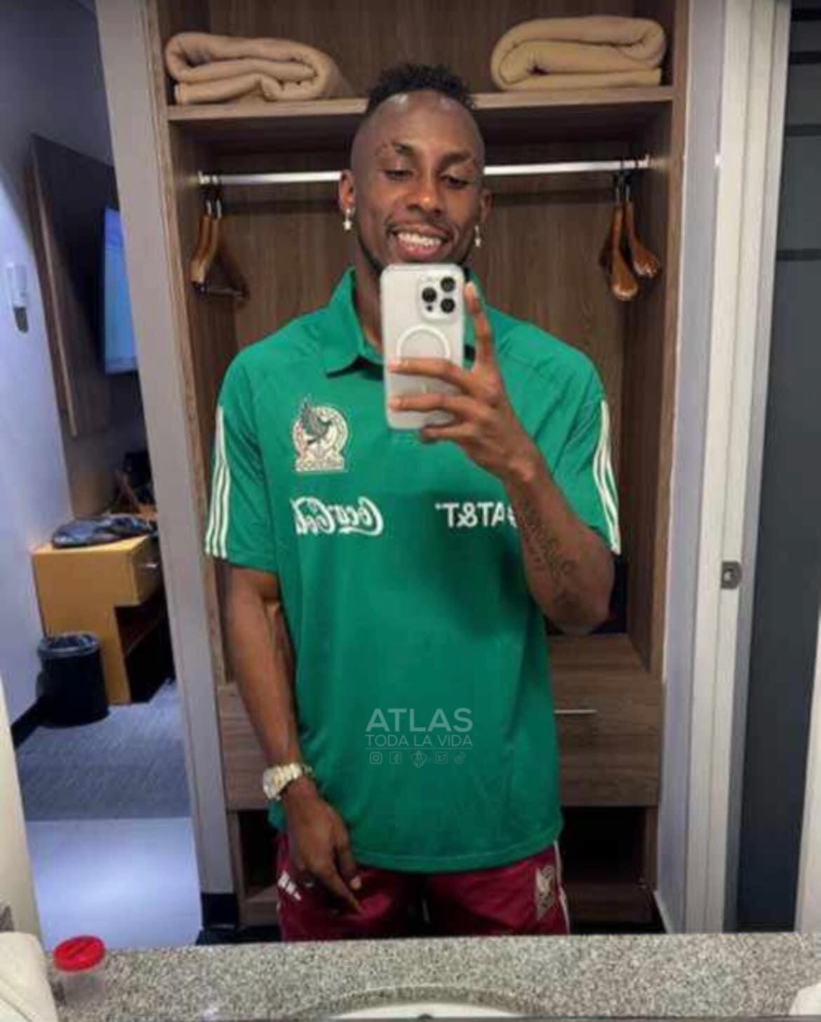 Julián Quiñónes luciendo los colores de la selección mexicana.