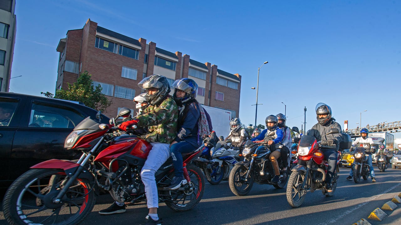 Motos en Bogotá. Foto Jonathan Chíquiza/ Semana.