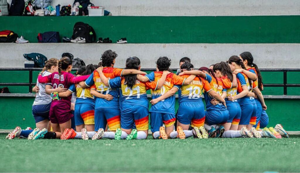 El equipo de fútbol femenino de la Universidad Javeriana pide apoyo para una nueva oportunidad