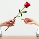 La mano del hombre procedente de una tableta digital entregando una rosa roja a la mano de una mujer