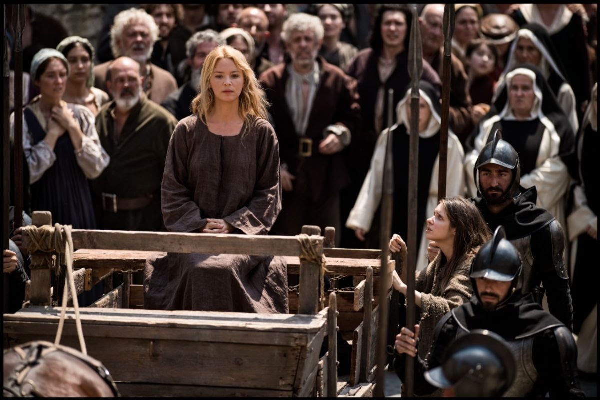 Virginie Efira es Benedetta, y llega su hora de sufrir...