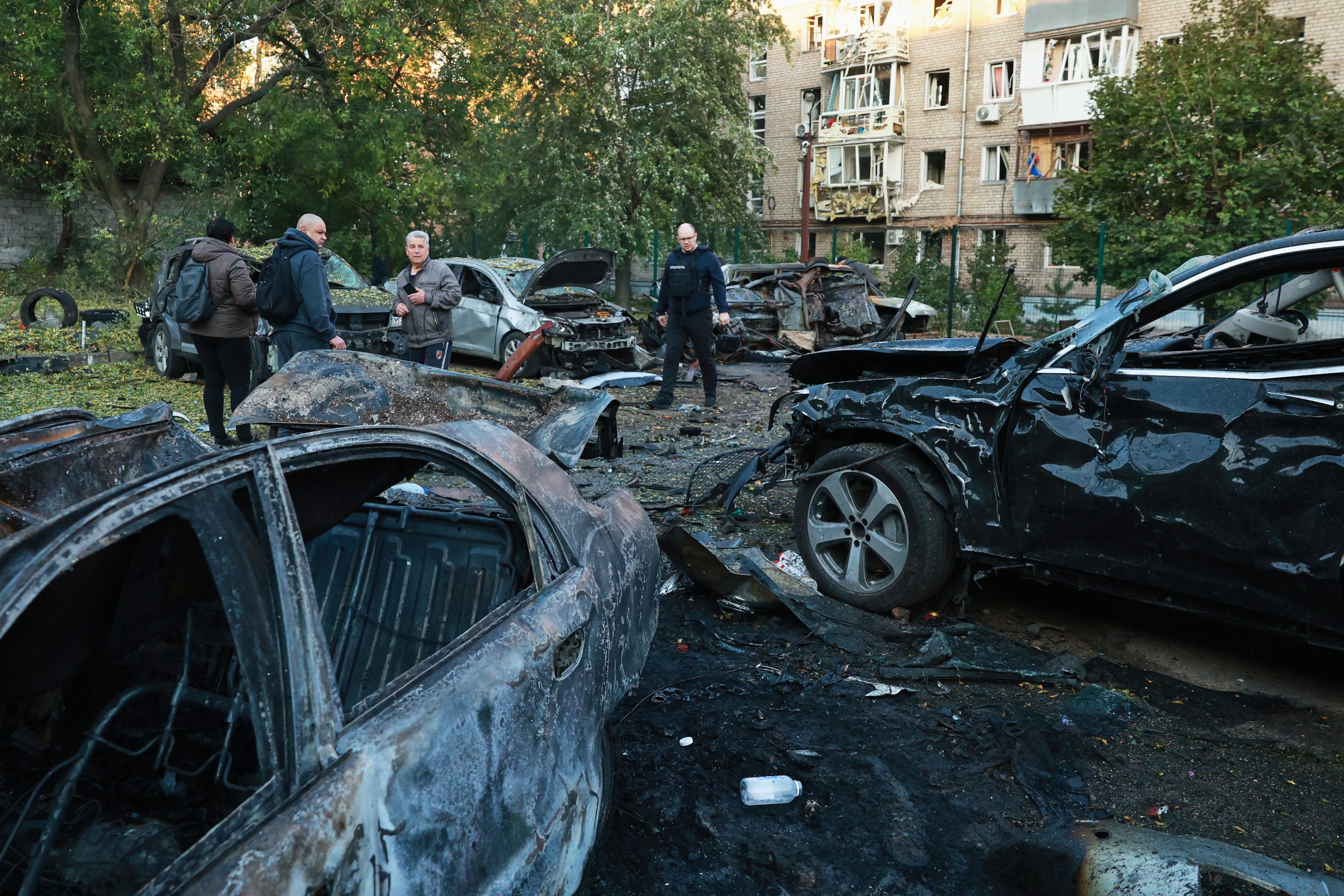 En la imagen, varios vehículos dañados por un ataque ruso a un vecindario residencial en Zaporiyia, Ucrania.