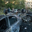 En la imagen, varios vehículos dañados por un ataque ruso a un vecindario residencial en Zaporiyia, Ucrania.