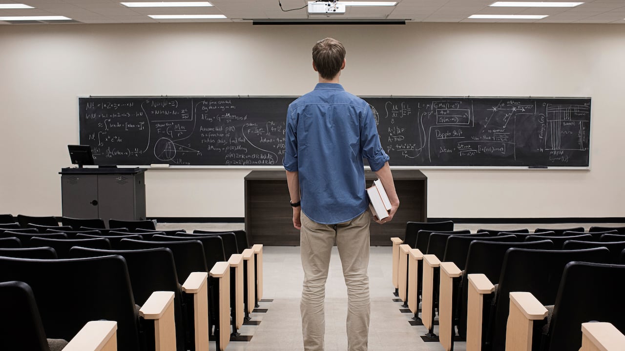 Loa salarios de los profesores son impuestos por decreto.