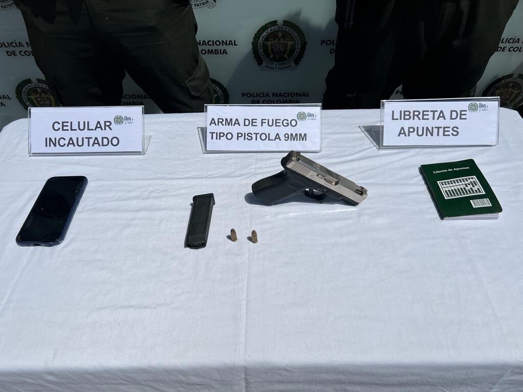 Elementos incautados al presunto extorsionista.