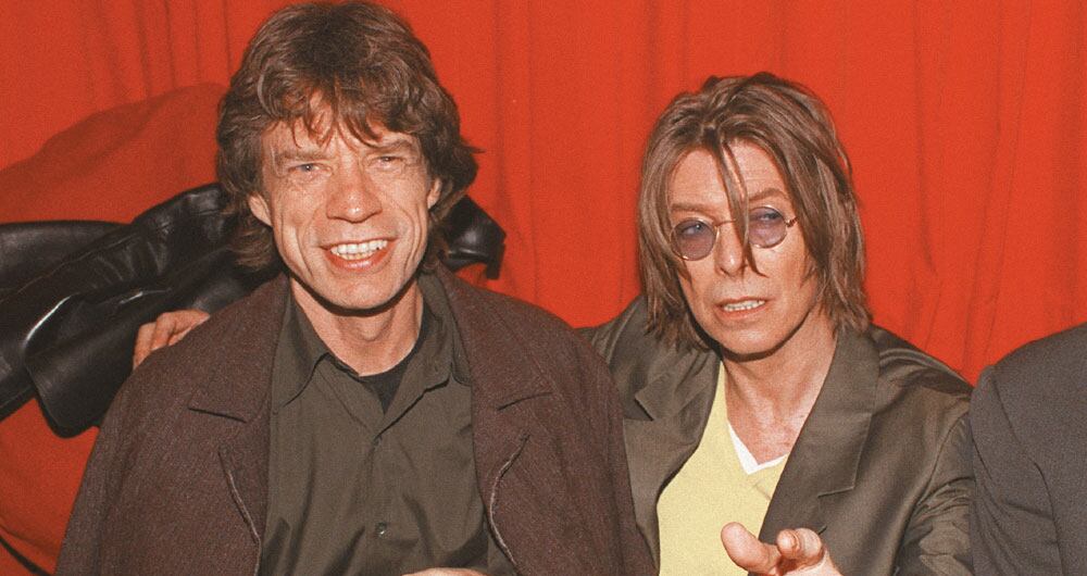 Jagger y Bowie de rumba en la discoteca Pop, en el Soho de Londres. La esposa del segundo los pilló en la cama, y mujeres que hicieron tríos con ellos dicen que estaban obsesionados el uno con el otro.