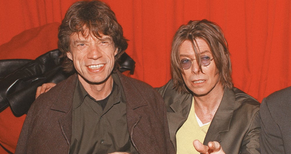 Jagger y Bowie de rumba en la discoteca Pop, en el Soho de Londres. La esposa del segundo los pilló en la cama, y mujeres que hicieron tríos con ellos dicen que estaban obsesionados el uno con el otro.