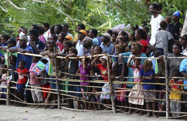 La gente de la aldea espera la llegada de los duques de Cambridge y el inicio de la ceremonia para saludarlos.