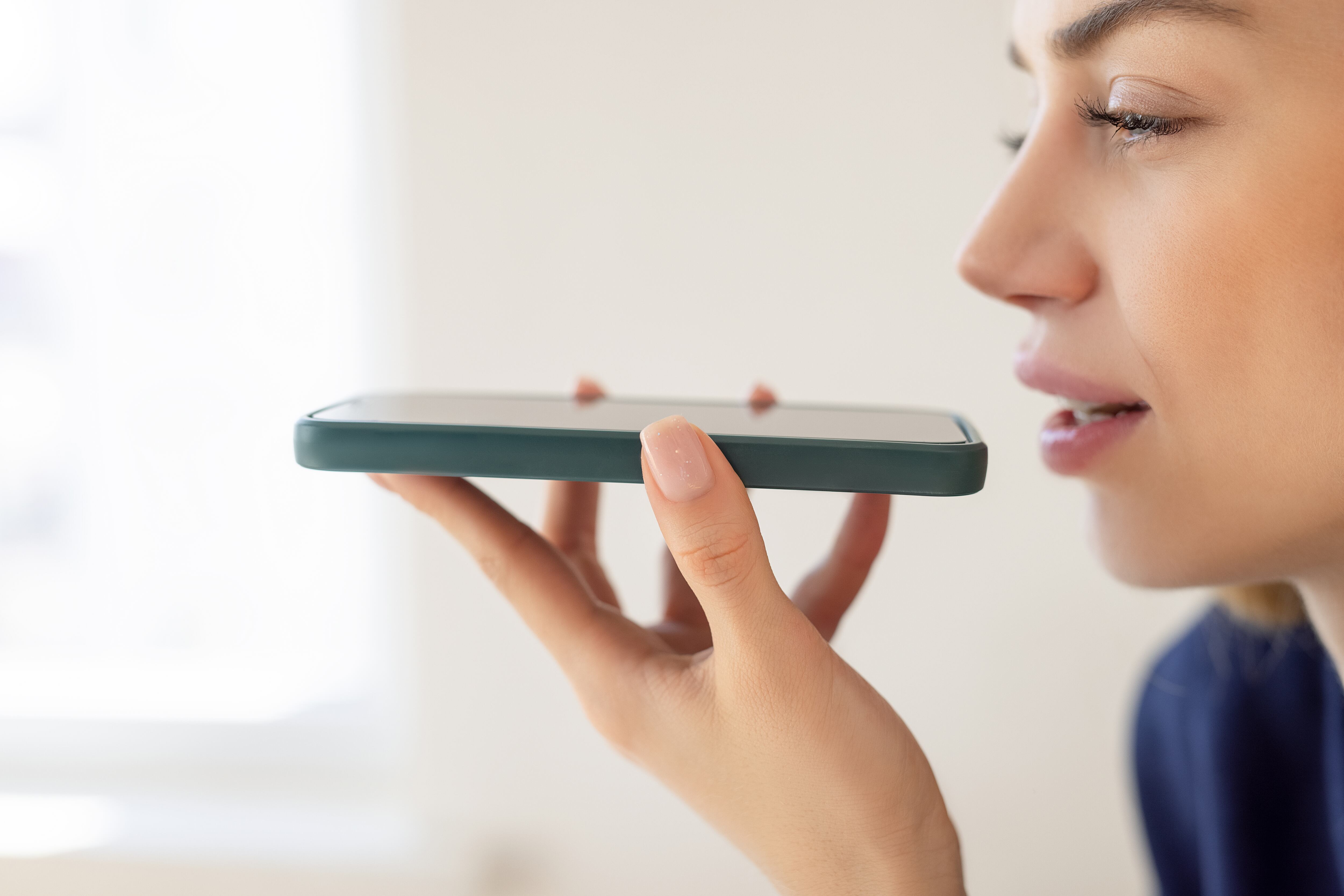 Reiniciar el celular puede solucionar problemas temporales relacionados con el software que puedan estar afectando el micrófono.