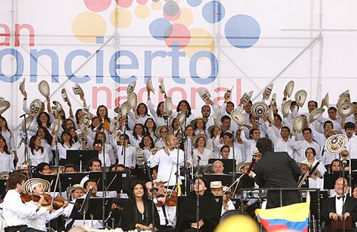 La Orquesta Filarmónica de Bogotá y la Sinfónica Nacional tocaron juntas por primera vez en el Concierto Naconal del 20 de julio en el parque Simón Bolivar.