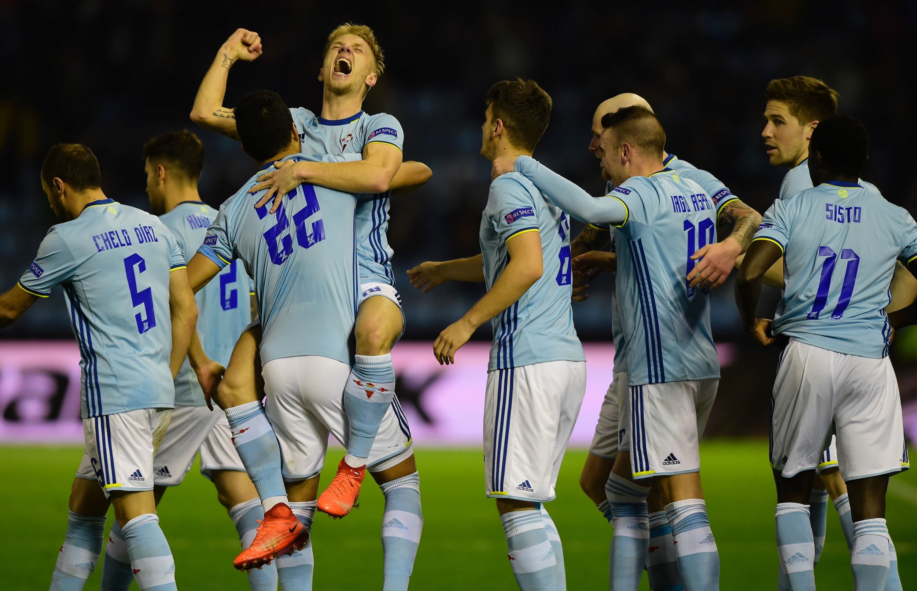 El mediocampista danés Daniel Vass de Celta Vigo celebra con sus compañeros tras anotar en el partido de ida de la UEFA Europa League contra el FC Krasnodar en el estadio Balaidos.