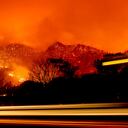 En esta foto de larga exposición, las brasas iluminan las laderas mientras el incendio Dixie arde cerca de Milford en el condado de Lassen, California, el martes 17 de agosto de 2021. Foto AP / Noah Berger