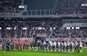 BUENOS AIRES, ARGENTINA - AUGUST 26: Players and match officials line up prior to a Copa CONMEBOL Sudamericana 2026 Round of 16 second leg match between River Plate and Independiente Santa Fe at Estadio M�s Monumental Antonio Vespucio Liberti on August 26, 2026 in Buenos Aires, Argentina. (Photo by Marcelo Endelli/Getty Images) (Photo by Marcelo Endelli / Getty Images South America / Getty Images via AFP)