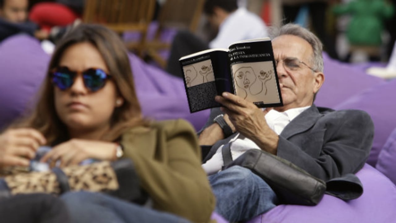 El público aprovecha de las decenas de pufs morados en el centro del parque para sentarse a leer, hablar o ver los conciertos.