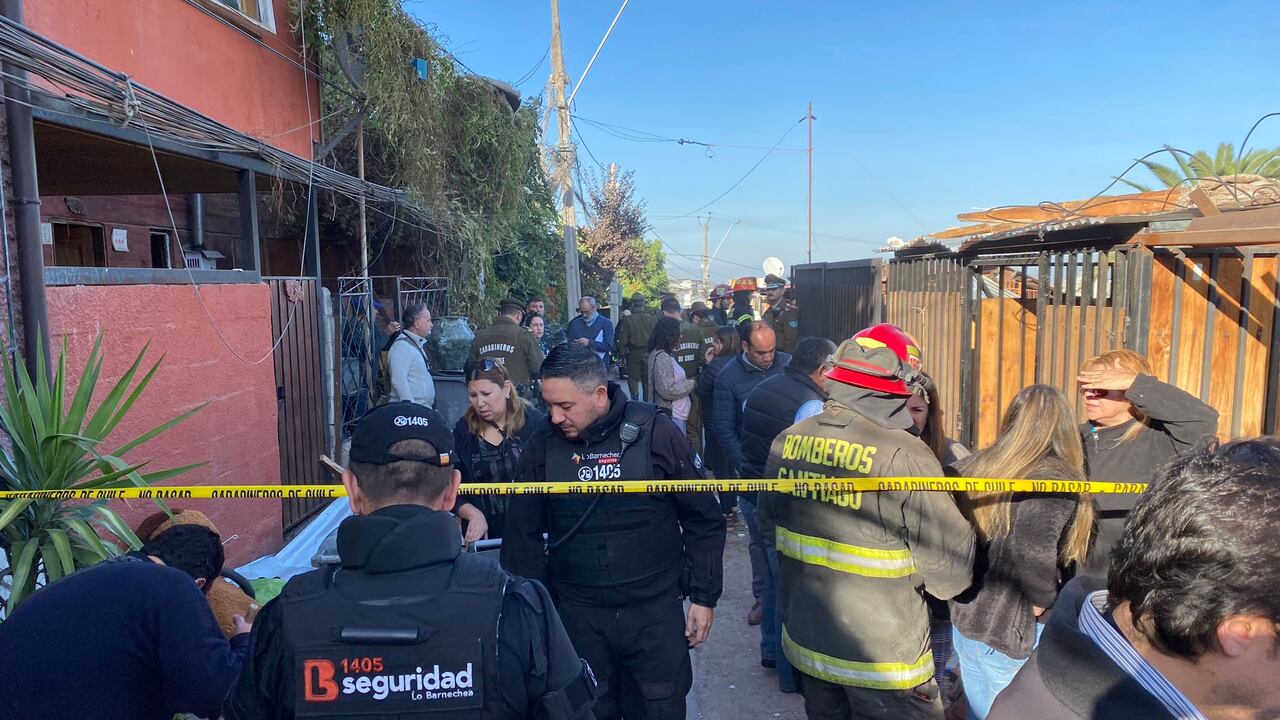 Los primeros reportes hablan de un escape de gas como la causa del siniestro, al menos cinco viviendas quedaron destruidas, otras casas aledañas sufrieron daños debido a la onda explosiva.