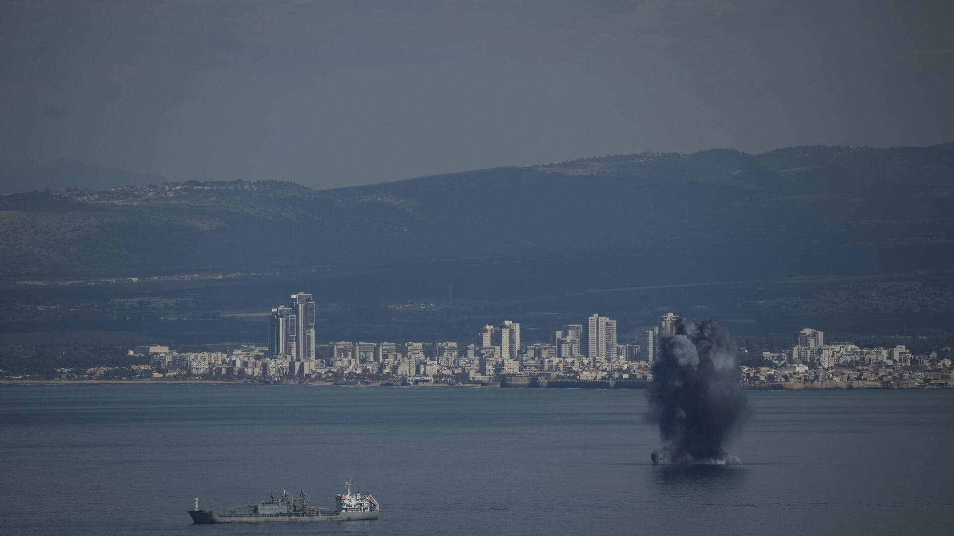Un proyectil entrante explota sobre el agua mientras Israel emite una alerta nacional tras sus ataques contra Irán, en la bahía de Haifa, norte de Israel