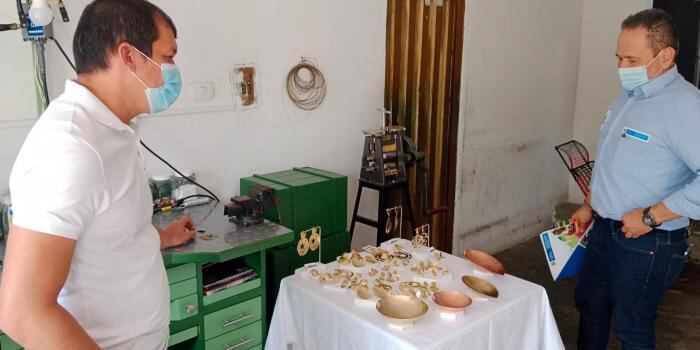 Jerson Infante, representante de Lampe Orfebrería, beneficiario de la Unidad de Víctimas en el apoyo a emprendimientos.