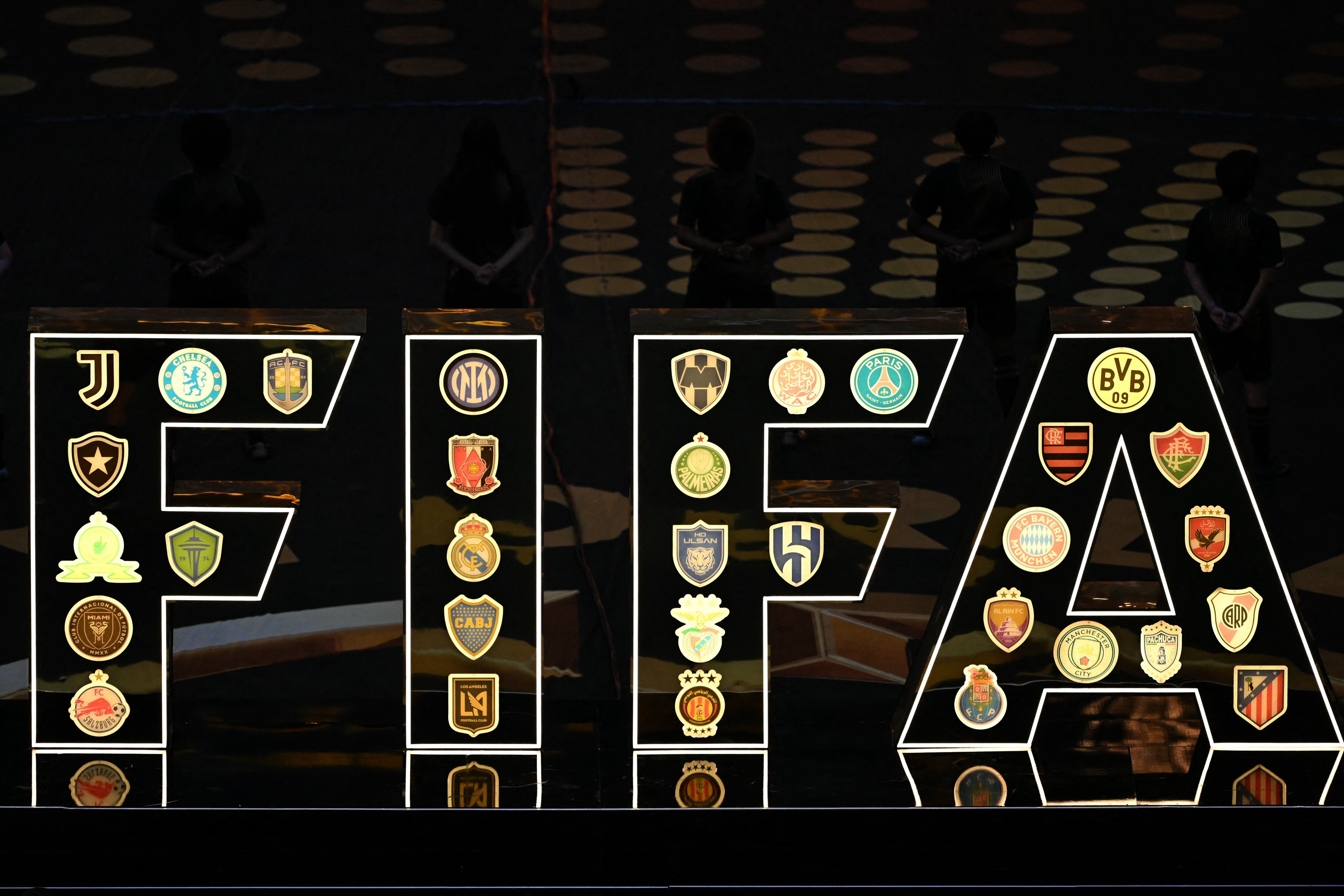Los logotipos de los equipos participantes se muestran durante la ceremonia inaugural del Mundial de Clubes 2025.