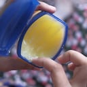 La vaselina trae beneficios a varias zonas de la piel, gracias a su poder de hidratación.