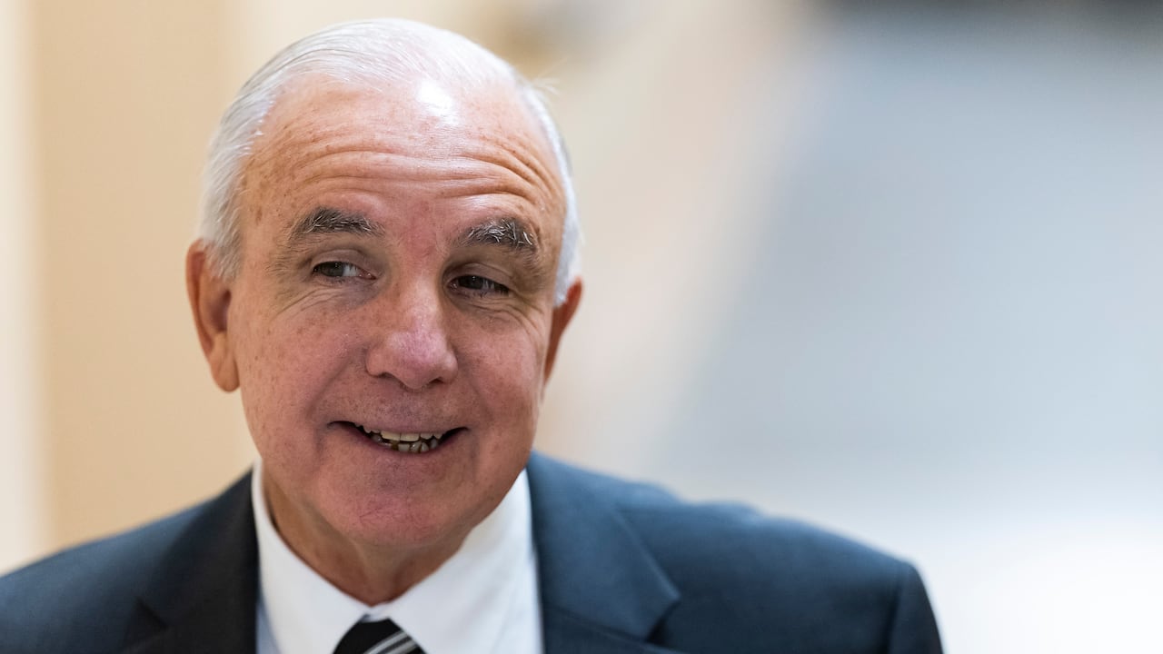 El congresista Carlos A. Giménez critica a Pedro Sánchez desde X (antes Twitter), acusándolo de omitir los problemas de viviendas en su país e ignorar la situación en Ceuta.