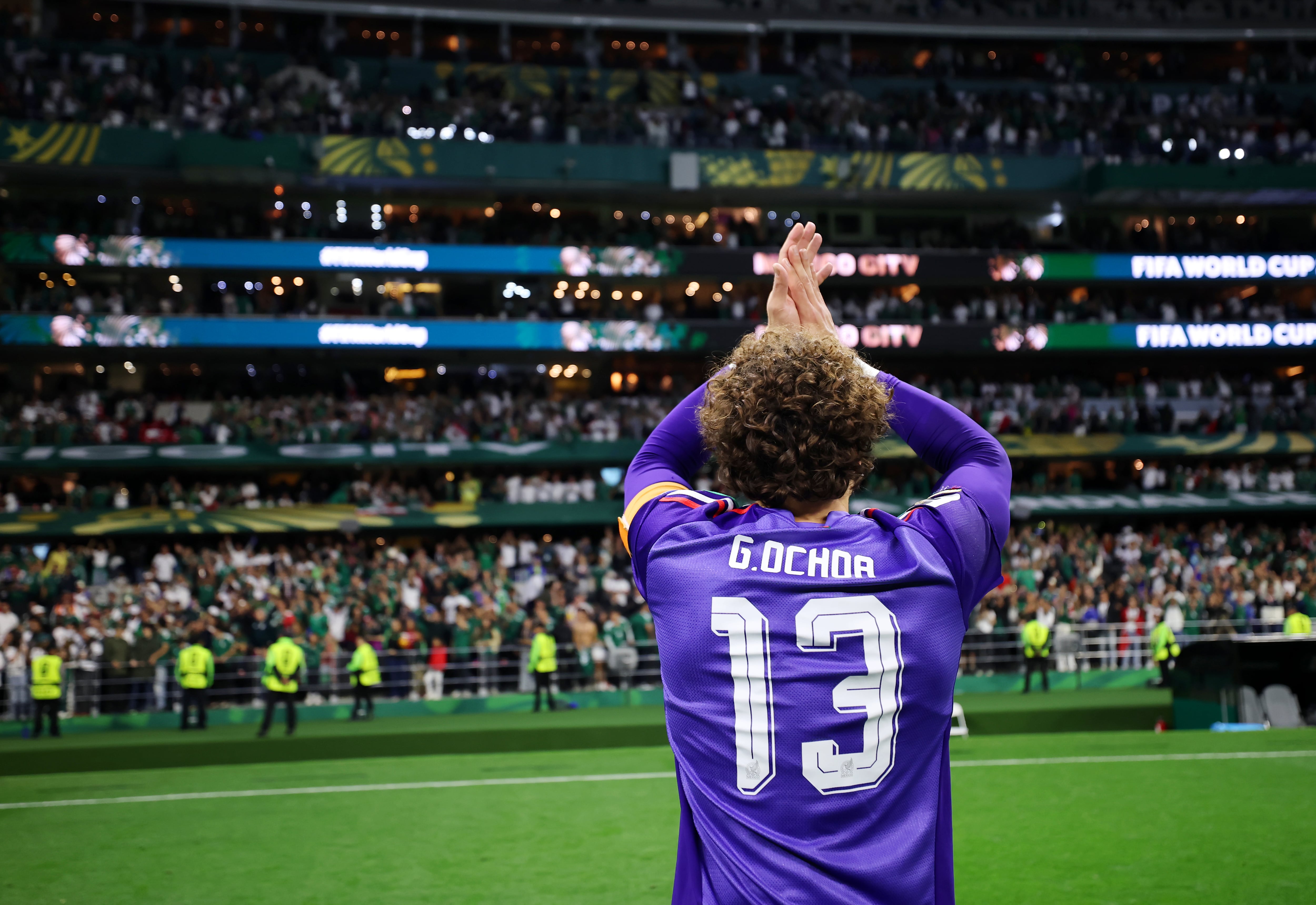 Memo Ochoa con su gente en el Azteca.