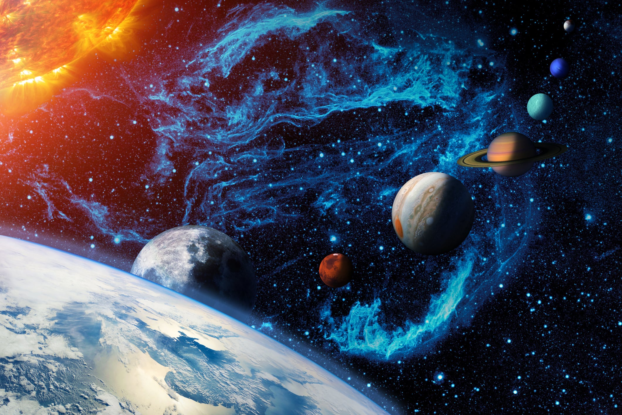 Ilustración digital del sistema solar. Sol, Tierra y Luna planetaria, Marte, Júpiter, Saturno, Urano, Neptuno y el enano Plutón. Una fila de planetas y una nebulosa estelar en el espacio exterior. Trazado de recorte incluido para los objetos de primer plano. Mapa de opacidad y texturas de protuberancias para la Tierra y otros planetas preparado a través de imágenes de la Nasa