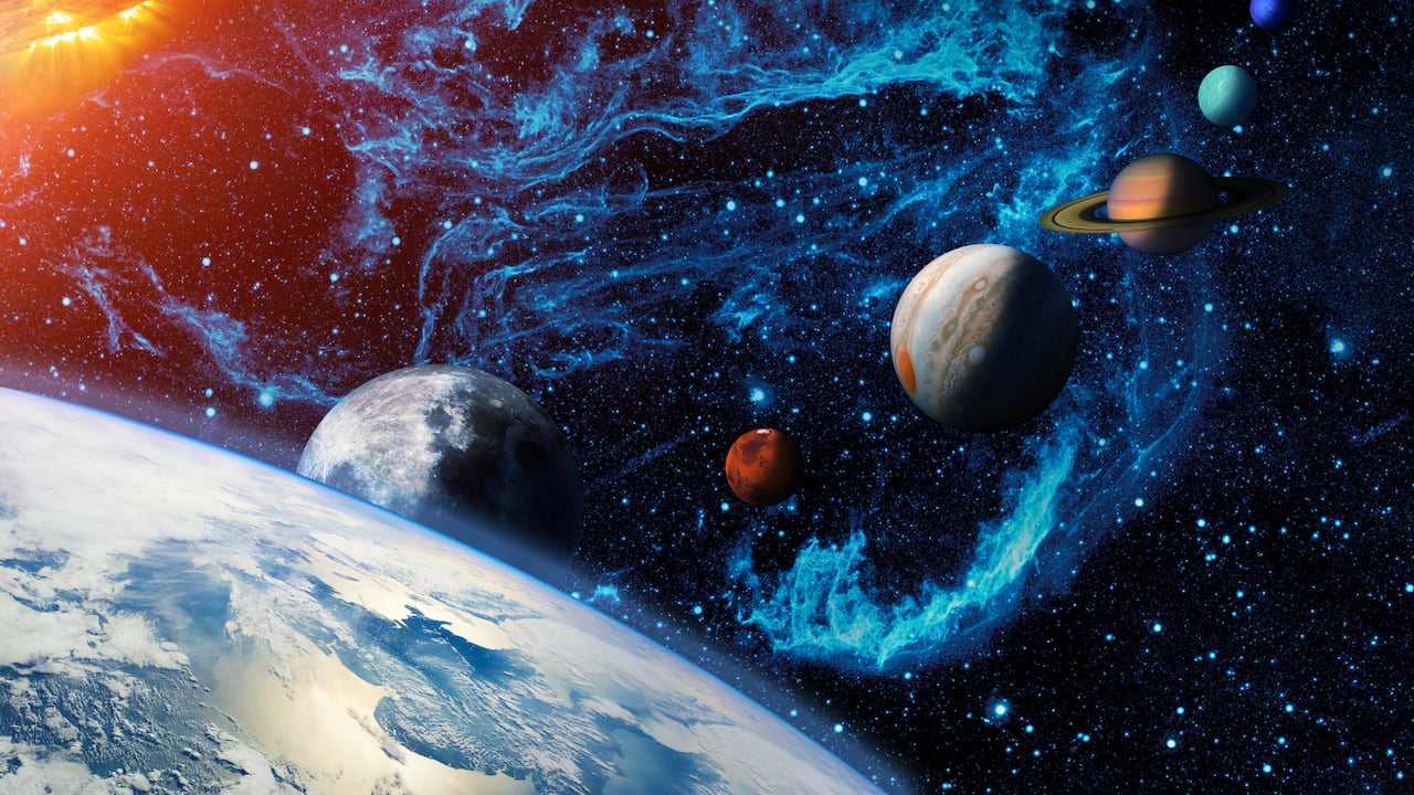 Ilustración digital del sistema solar. Sol, Tierra y Luna planetaria, Marte, Júpiter, Saturno, Urano, Neptuno y el enano Plutón. Una fila de planetas y una nebulosa estelar en el espacio exterior. Trazado de recorte incluido para los objetos de primer plano. Mapa de opacidad y texturas de protuberancias para la Tierra y otros planetas preparado a través de imágenes de la Nasa