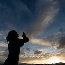 Algunos religiosos tienen el hábito de orar todas las mañanas.