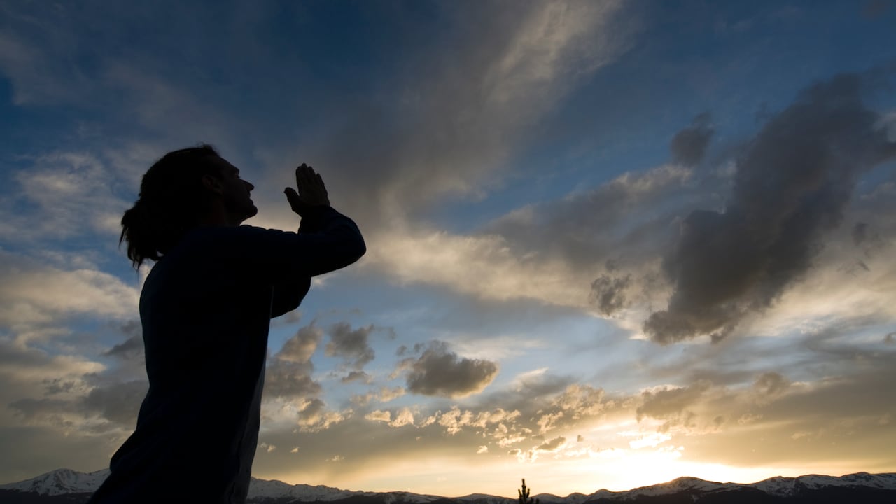 Algunos religiosos tienen el hábito de orar todas las mañanas.