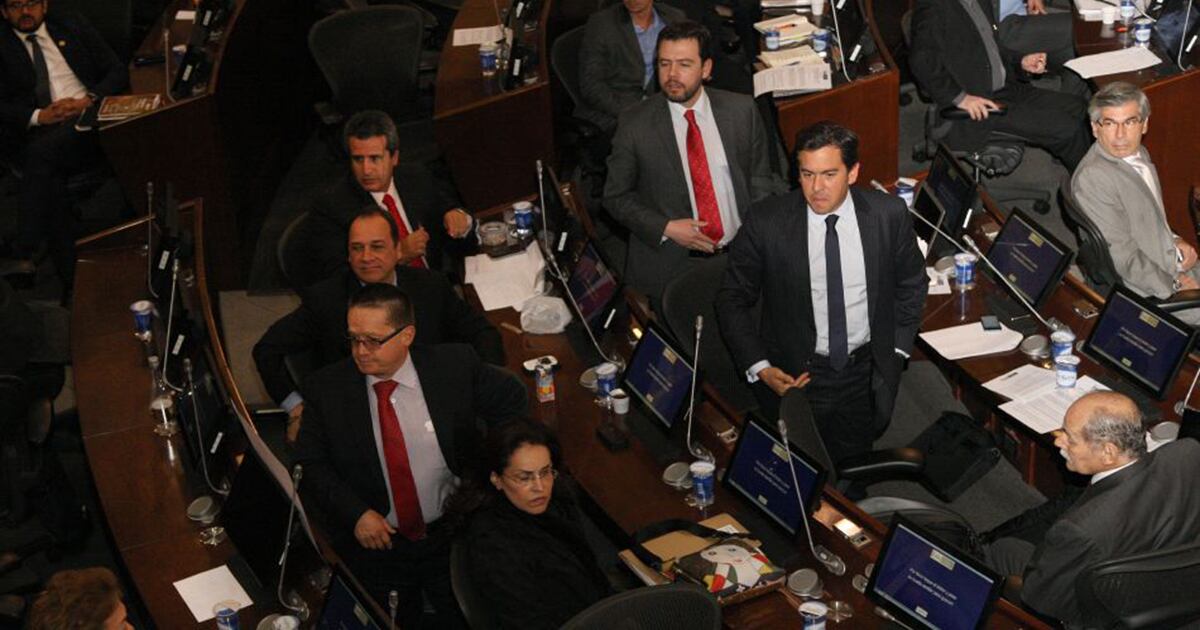 Los senadores, asombrados frente a la salida abrupta de Uribe. Foto: León Darío Peláez / SEMANA