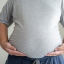 Hombre gordo de pie para mostrar el tamaño real con ropa casual. Es necesario descubrir el concepto de cuerpo no saludable.