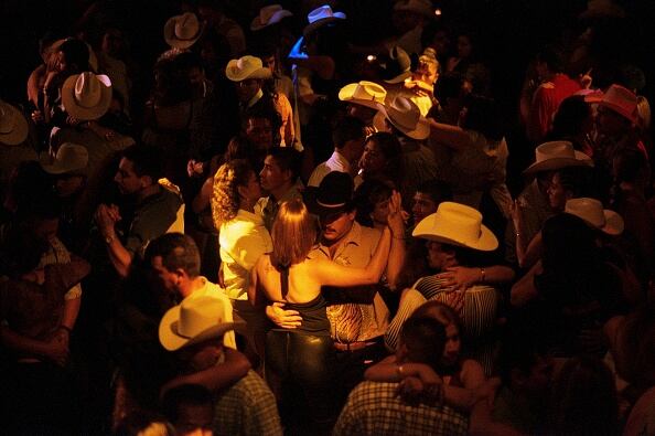 Esta propuesta se conoce luego de que los narcocorridos, fueron prohibidos  en Cancún, meca del turismo en México, donde autoridades y comerciantes endurecieron el veto a su difusión pública con el argumento de que atrae a “gente violenta”.   (Photo by Gregory Bojorquez/Getty Images)