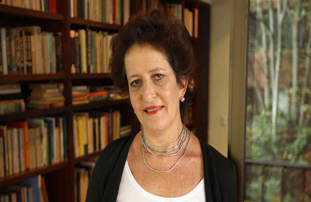 Elisabeth Ungar, quien está al frente de la librería Central, la más antigua del país, siente angustia por el futuro. “De lo que se trata es de mantener vivo el legado de mis papás, pero no sé si voy a seguir… mi mayor desafío es mantener ese legado”, dice. Foto: León Darío Peláez. 